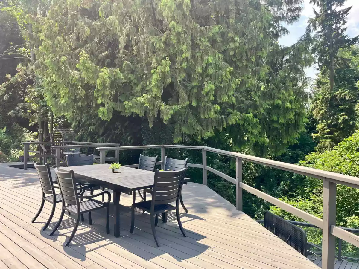 Kitchen Island Photo of 11285 133a Street, Surrey, BC