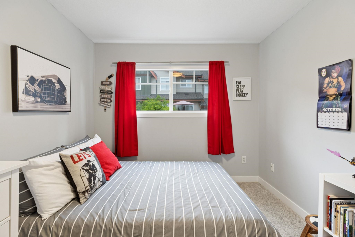 Entry Foyer Photo of 139 2000 Panorama Drive, Port Moody, BC