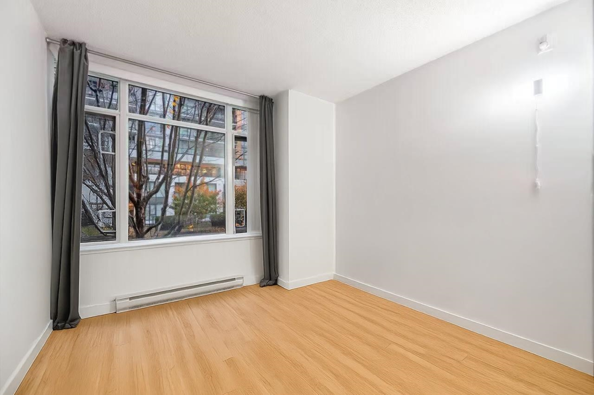 Kitchen Island Photo of 1 3111 Corvette Way, Richmond, BC