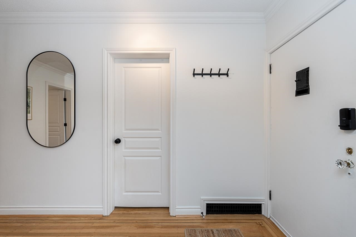 Entry Foyer Photo of 1258 Jefferson Avenue, West Vancouver, BC