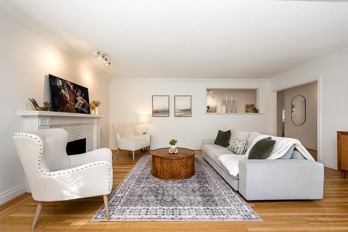 Kitchen Island Photo of 1258 Jefferson Avenue, West Vancouver, BC