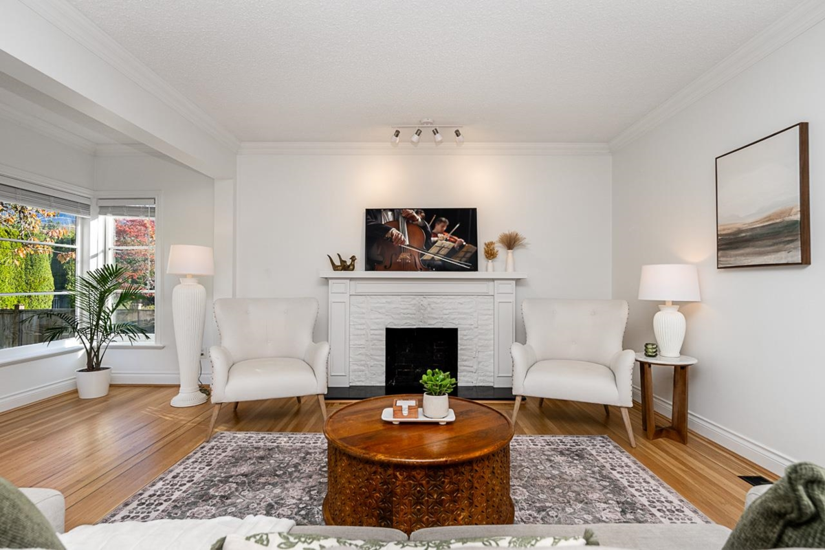 Living Room Photo of 1258 Jefferson Avenue, West Vancouver, BC