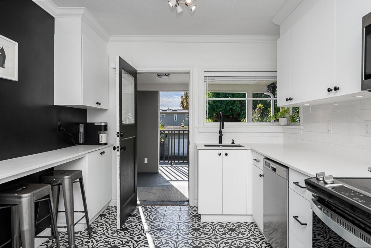 Walk-In Closet Photo of 1258 Jefferson Avenue, West Vancouver, BC
