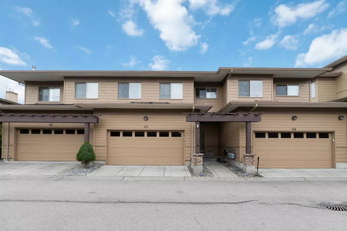 Living Room Photo of 43 16655 64 Avenue, Surrey, BC