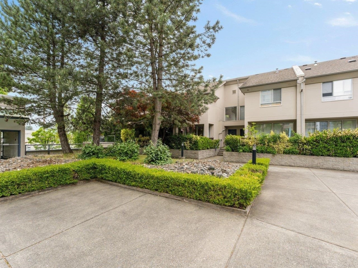 Kitchen Island Photo of 202 7220 Greenford Avenue, Burnaby, BC