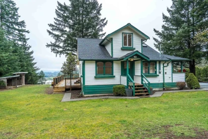 Entry Foyer Photo of 2344 Lougheed Highway, Agassiz, BC