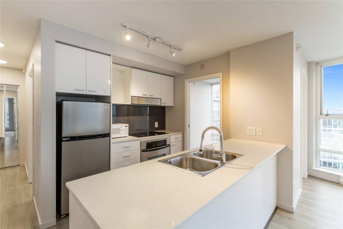 Kitchen Island Photo of 3108 111 W Georgia Street, Vancouver, BC
