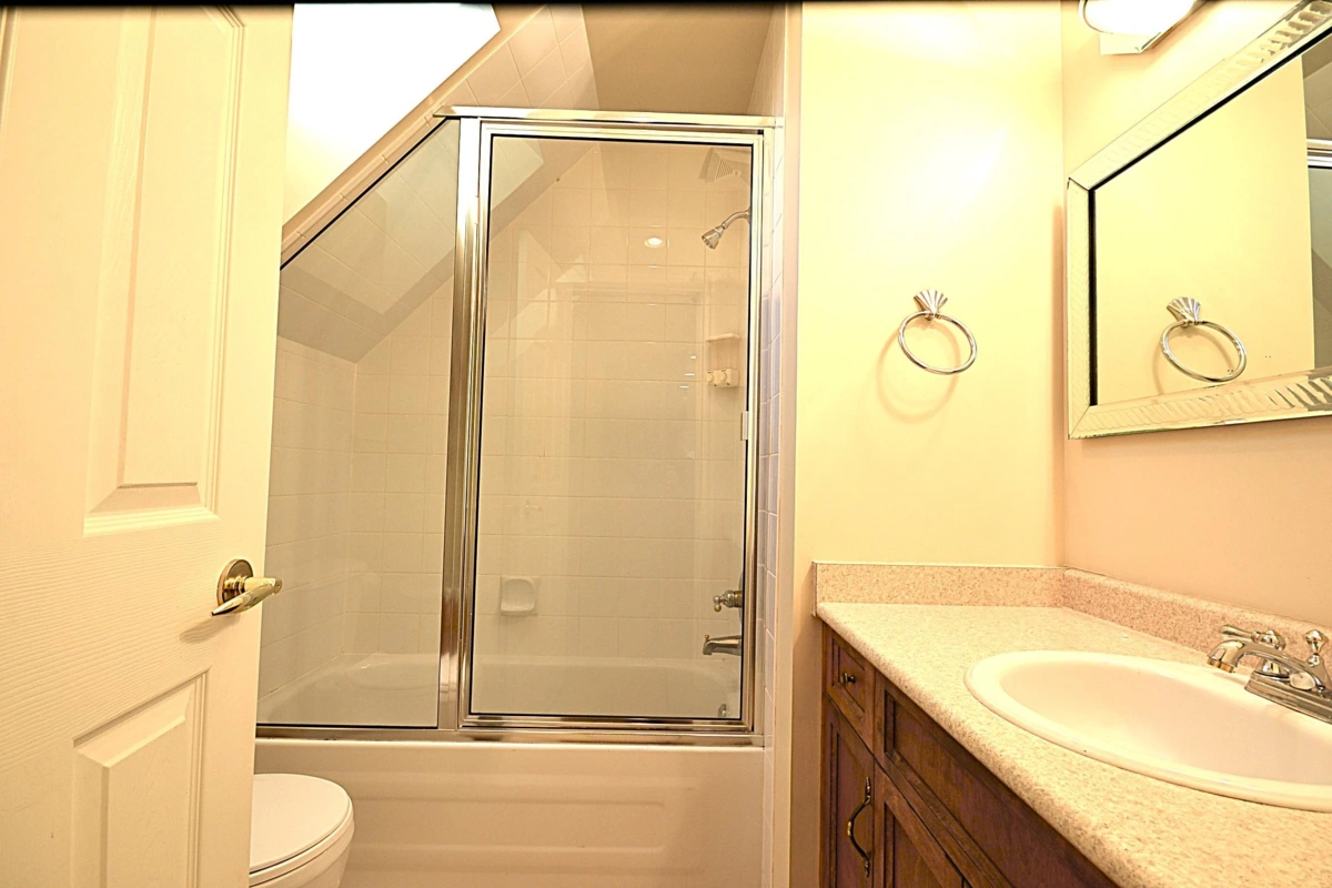 Hallway Photo of 610 Robinson Street, Coquitlam, BC