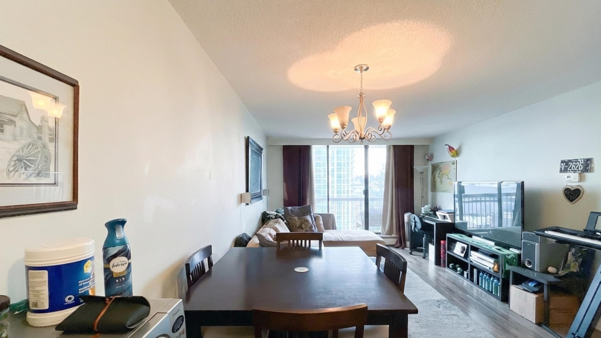 Kitchen Island Photo of 708 145 St. Georges Avenue, North Vancouver, BC