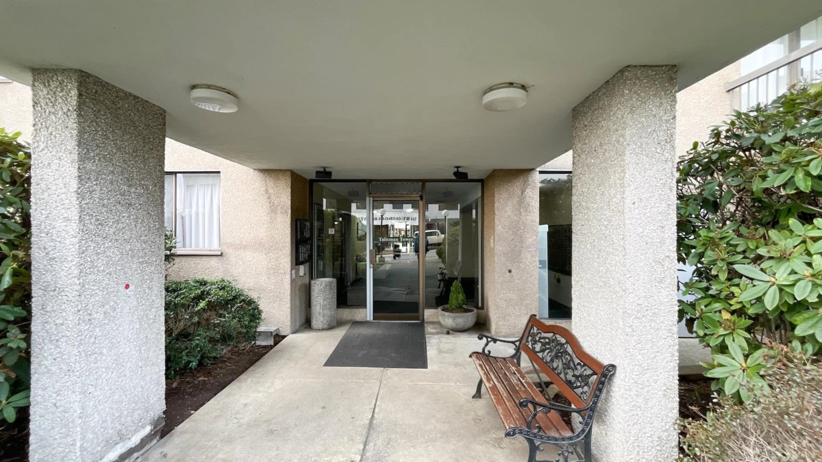 Walk-In Closet Photo of 708 145 St. Georges Avenue, North Vancouver, BC