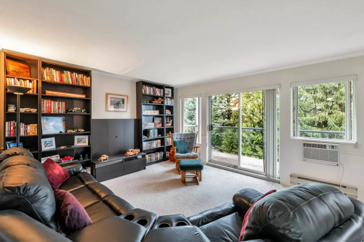 Dining Area Photo of 215 33090 George Ferguson Way, Abbotsford, BC