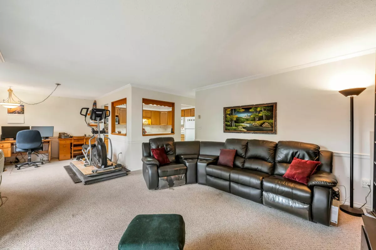 Kitchen Island Photo of 215 33090 George Ferguson Way, Abbotsford, BC