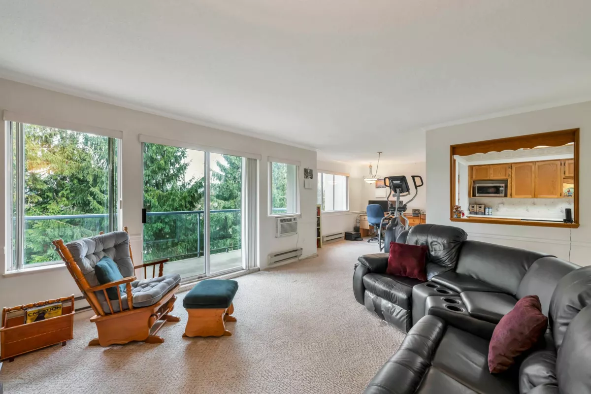 Kitchen Photo of 215 33090 George Ferguson Way, Abbotsford, BC