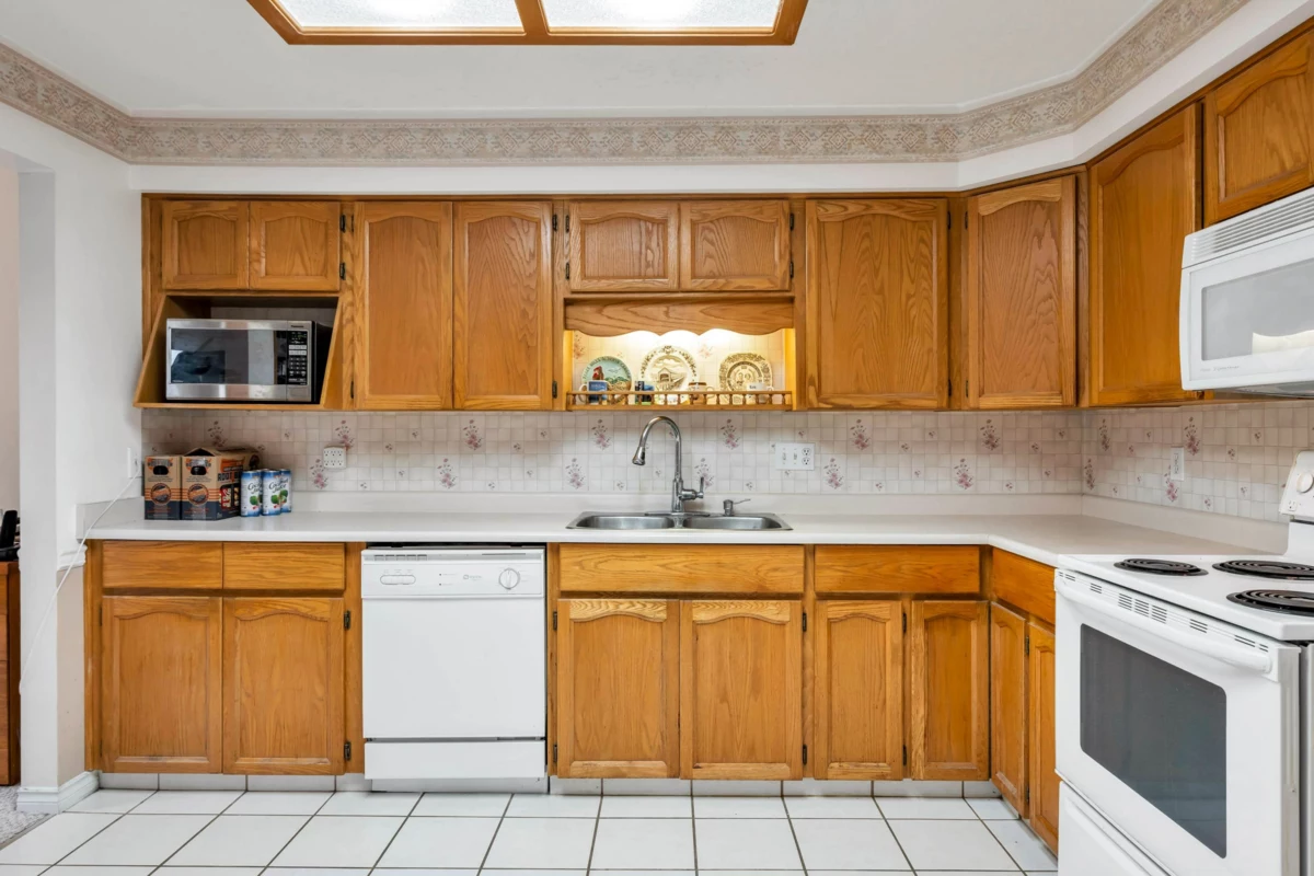 Walk-In Closet Photo of 215 33090 George Ferguson Way, Abbotsford, BC