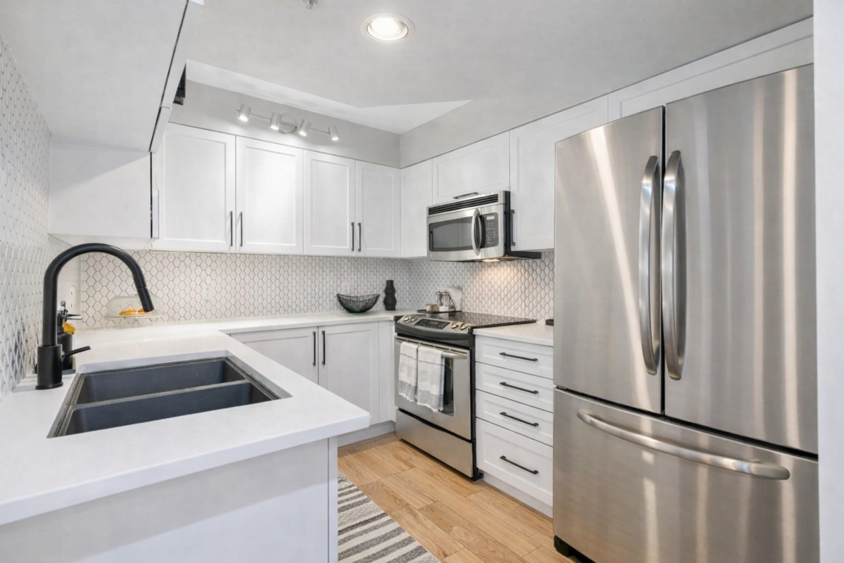 Dining Area Photo of 505 488 Helmcken Street, Vancouver, BC