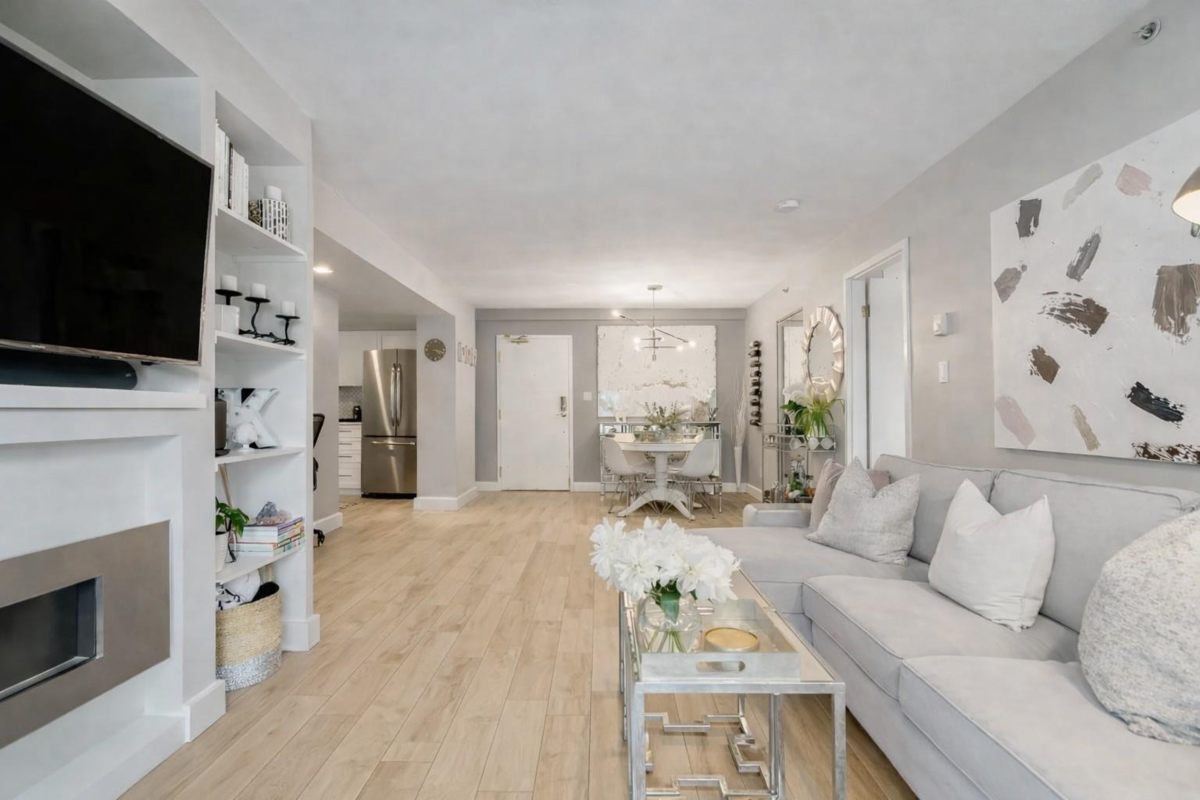 Family Room Photo of 505 488 Helmcken Street, Vancouver, BC