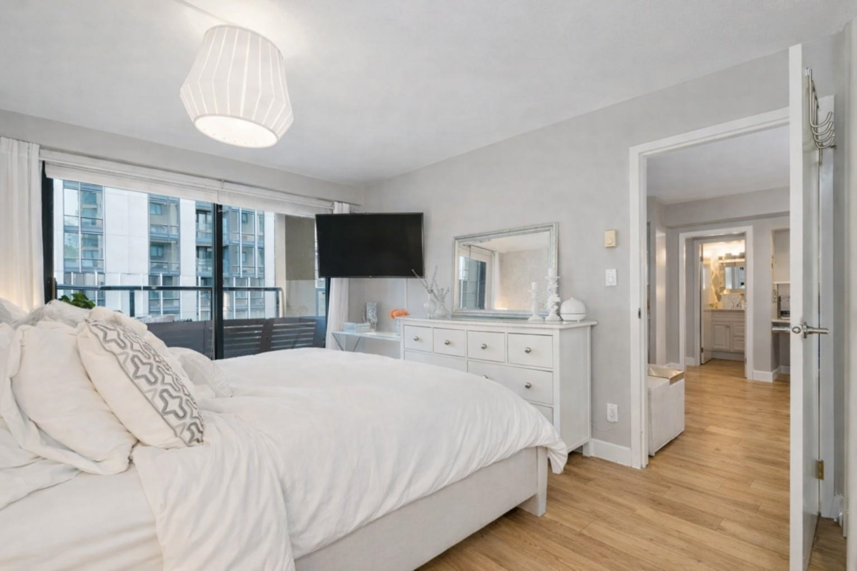 Guest Bathroom Photo of 505 488 Helmcken Street, Vancouver, BC