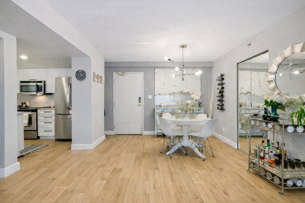 Kitchen Island Photo of 505 488 Helmcken Street, Vancouver, BC