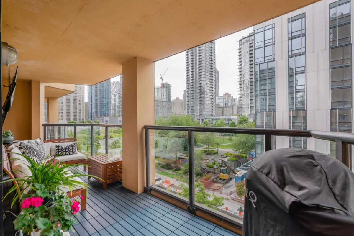 Primary Bathroom Photo of 505 488 Helmcken Street, Vancouver, BC