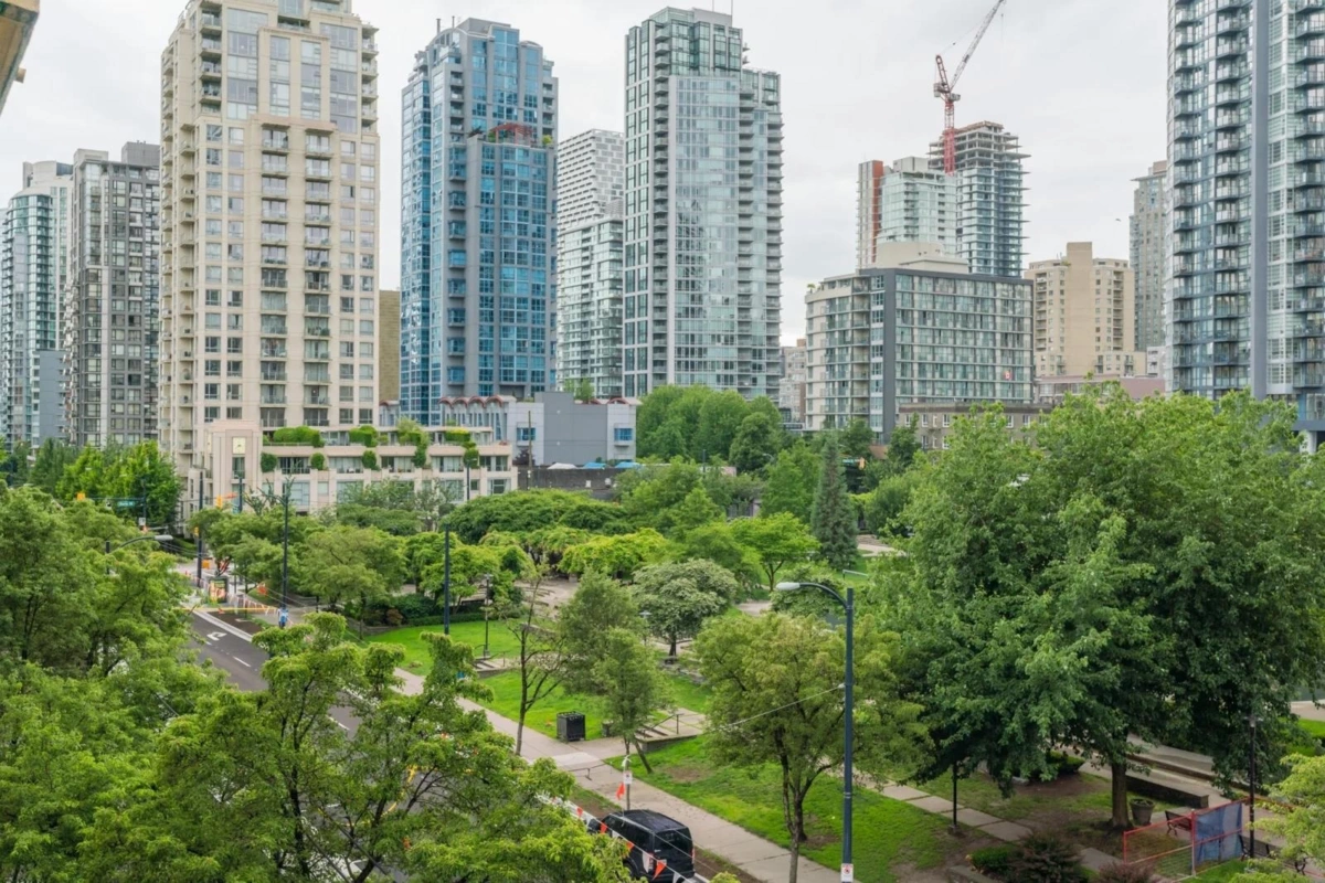 Walk-In Closet Photo of 505 488 Helmcken Street, Vancouver, BC
