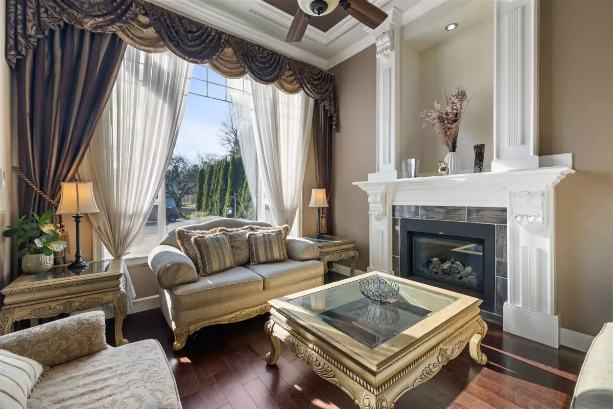 Living Room Photo of 14149 76 Avenue, Surrey, BC