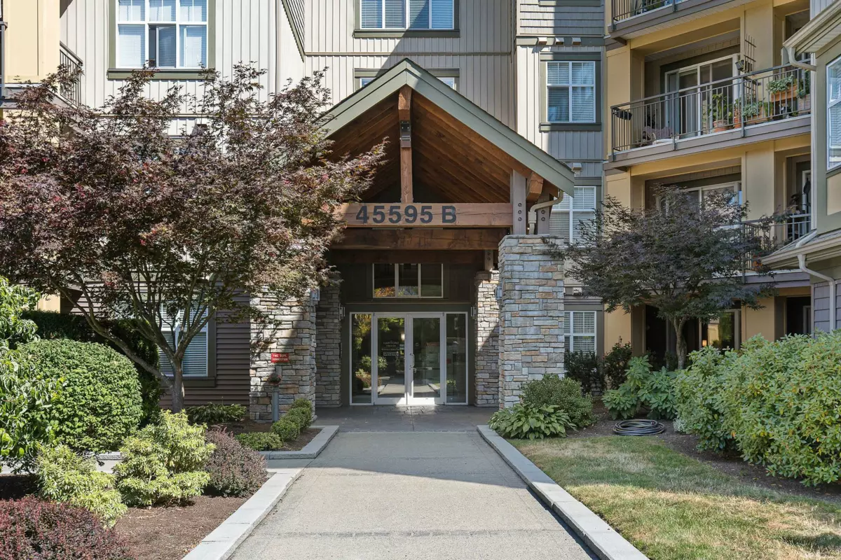 Kitchen Island Photo of 408B 45595 Tamihi Way, Chilliwack, BC