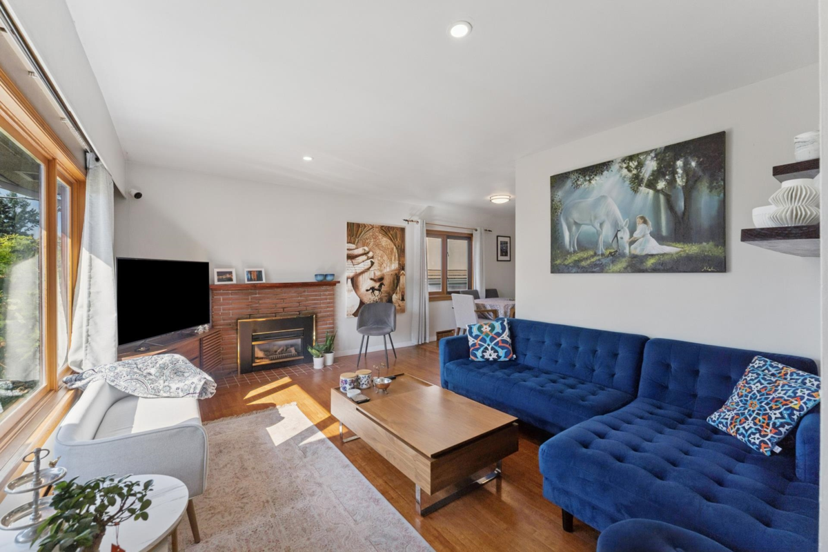 Dining Area Photo of 430 W Kings Road, North Vancouver, BC