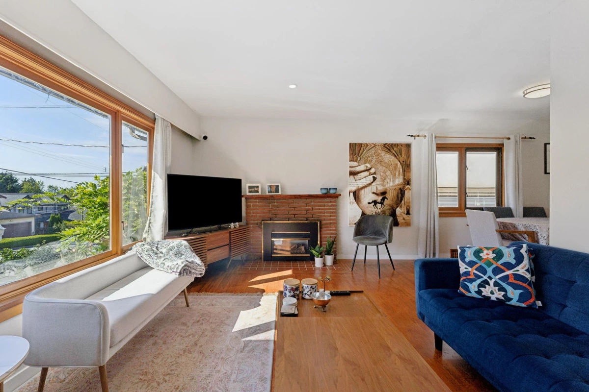 Family Room Photo of 430 W Kings Road, North Vancouver, BC