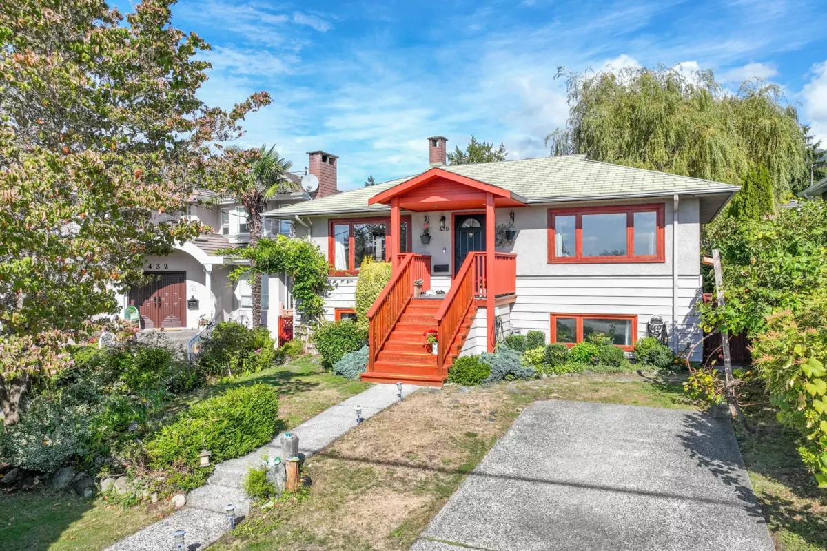 Front Yard Photo of 430 W Kings Road, North Vancouver, BC