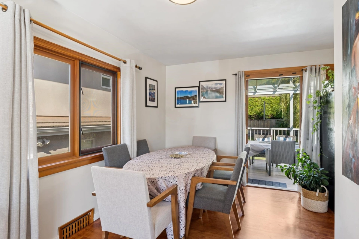 Kitchen Island Photo of 430 W Kings Road, North Vancouver, BC