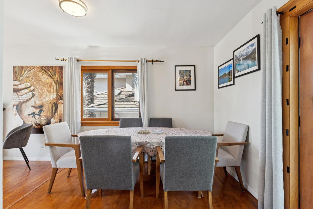 Kitchen Photo of 430 W Kings Road, North Vancouver, BC