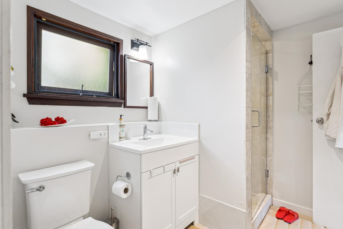 Mudroom Photo of 430 W Kings Road, North Vancouver, BC