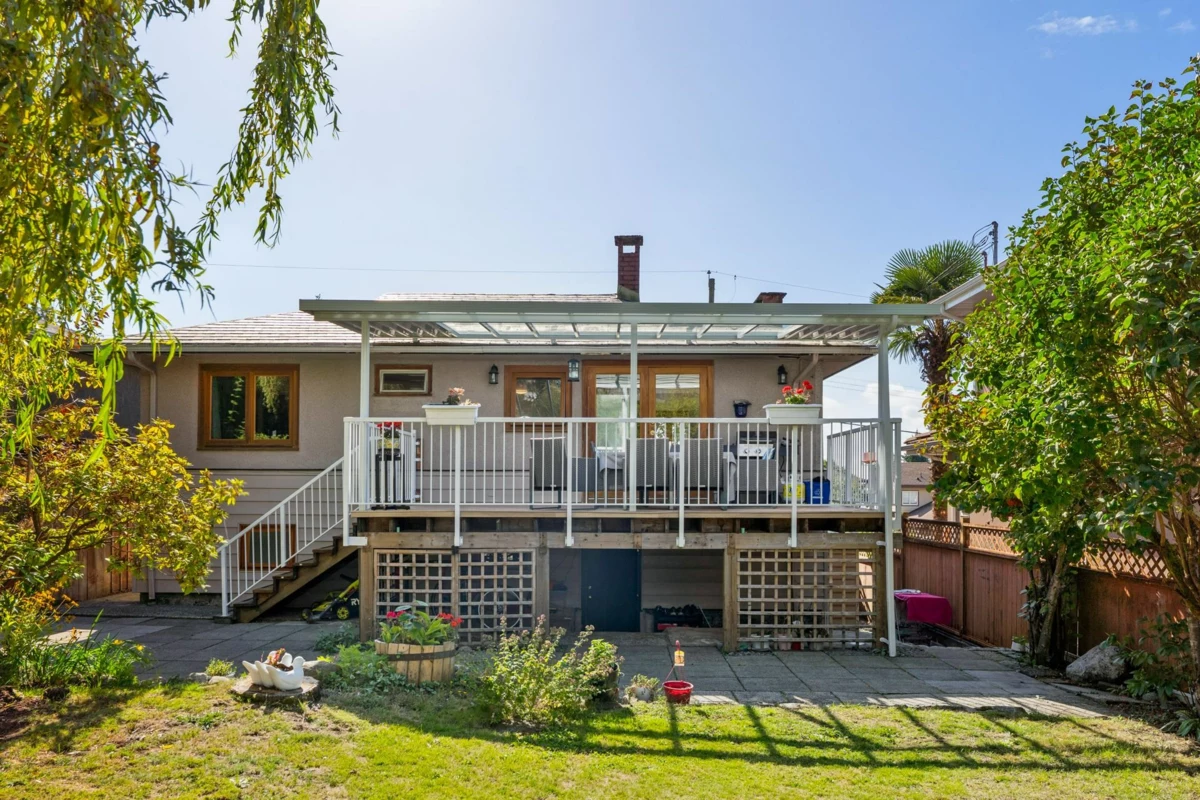 Outdoor Deck Photo of 430 W Kings Road, North Vancouver, BC