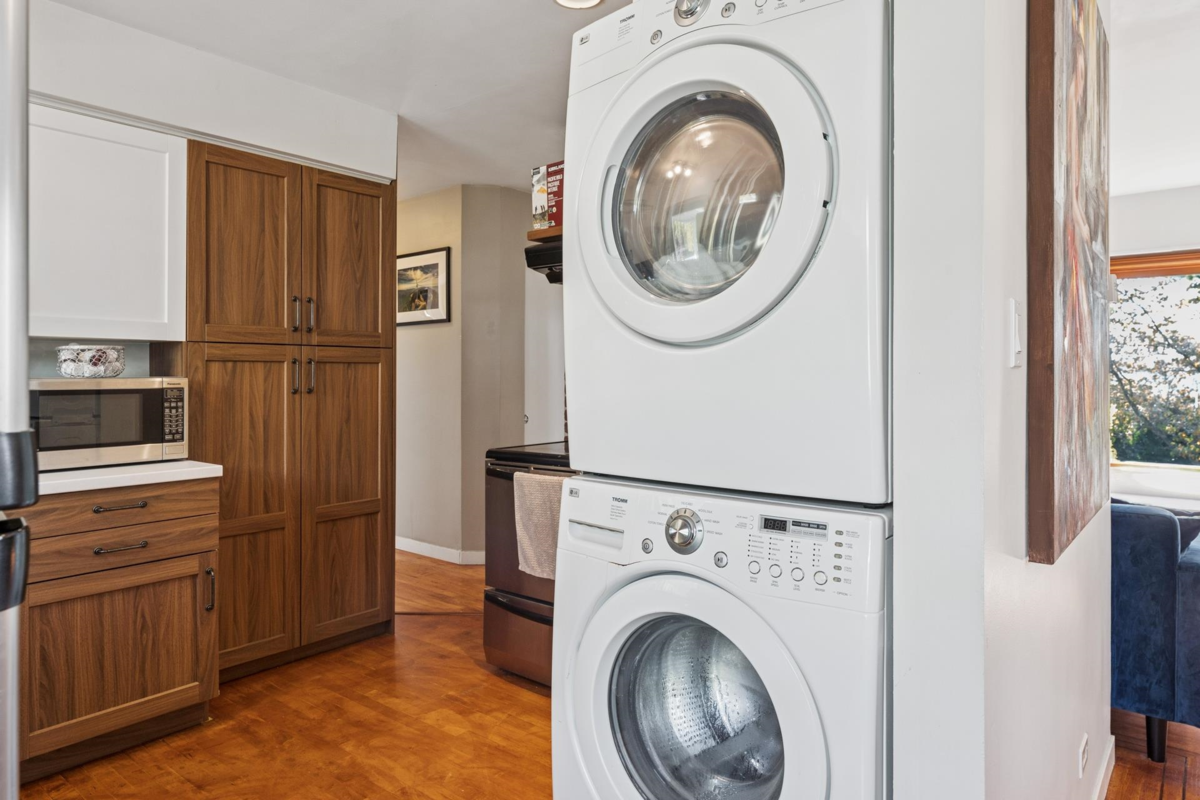 Primary Bathroom Photo of 430 W Kings Road, North Vancouver, BC