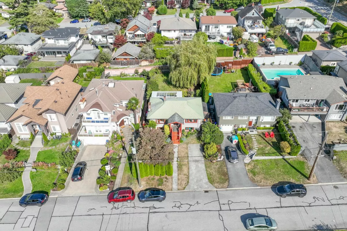 Swimming Pool Photo of 430 W Kings Road, North Vancouver, BC