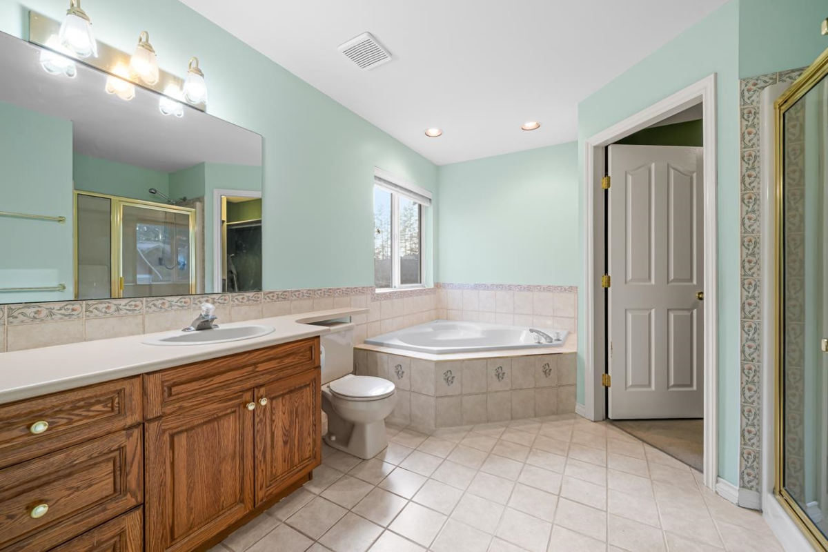 Primary Bathroom Photo of 2789 Cranley Drive, Surrey, BC