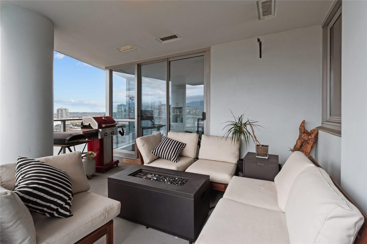 Kitchen Island Photo of 1102 4400 Buchanan Street, Burnaby, BC