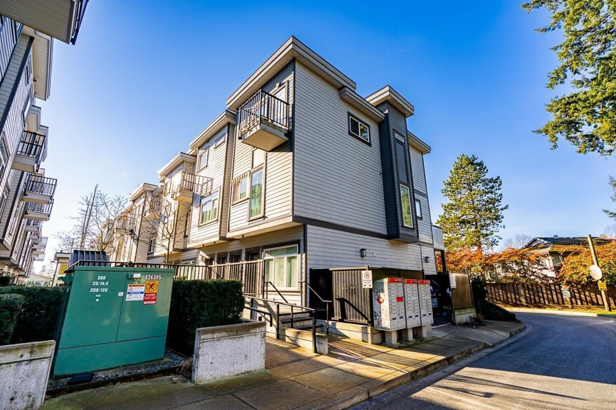 Entry Foyer Photo of 7 7247 140 Street, Surrey, BC