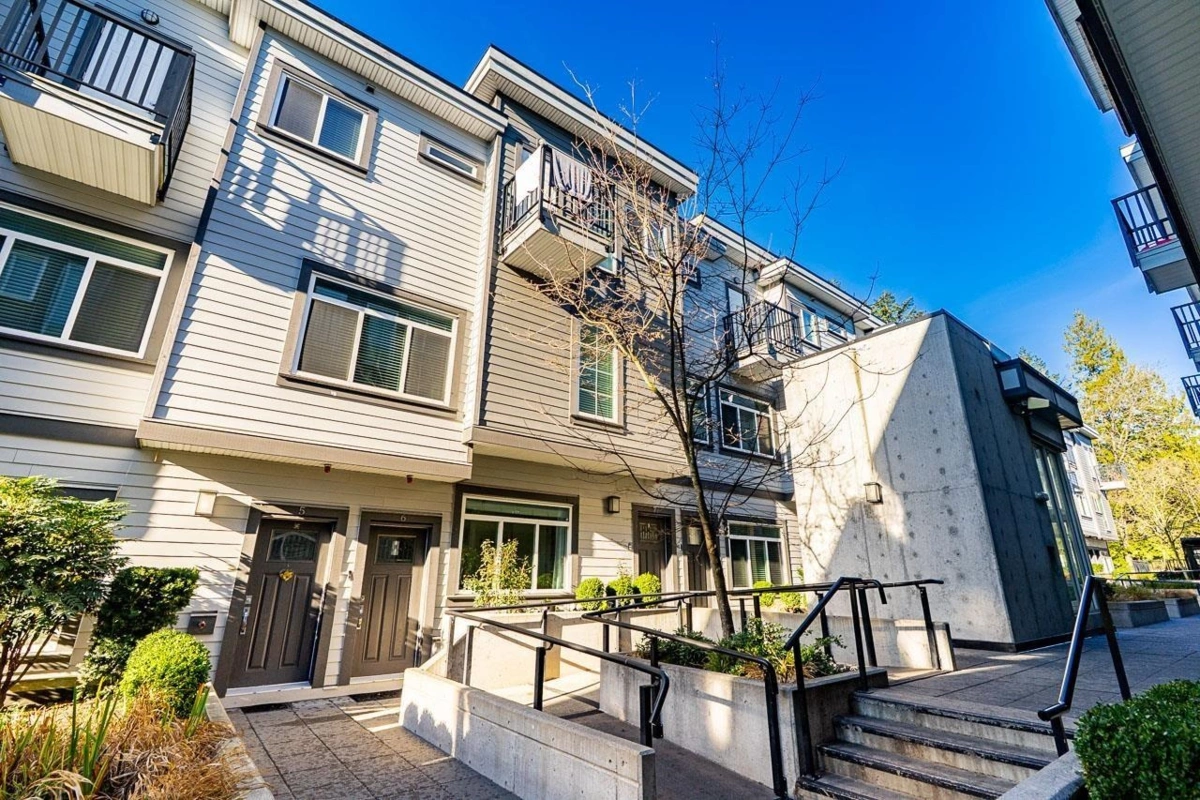Family Room Photo of 7 7247 140 Street, Surrey, BC