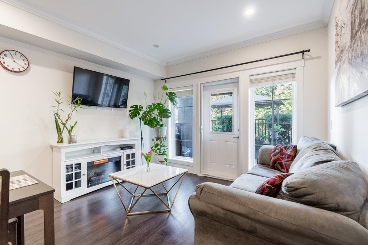 Kitchen Photo of 7 7247 140 Street, Surrey, BC