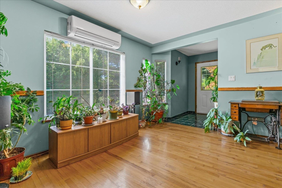 Living Room Photo of 9950 Nelson Road, Rosedale, BC