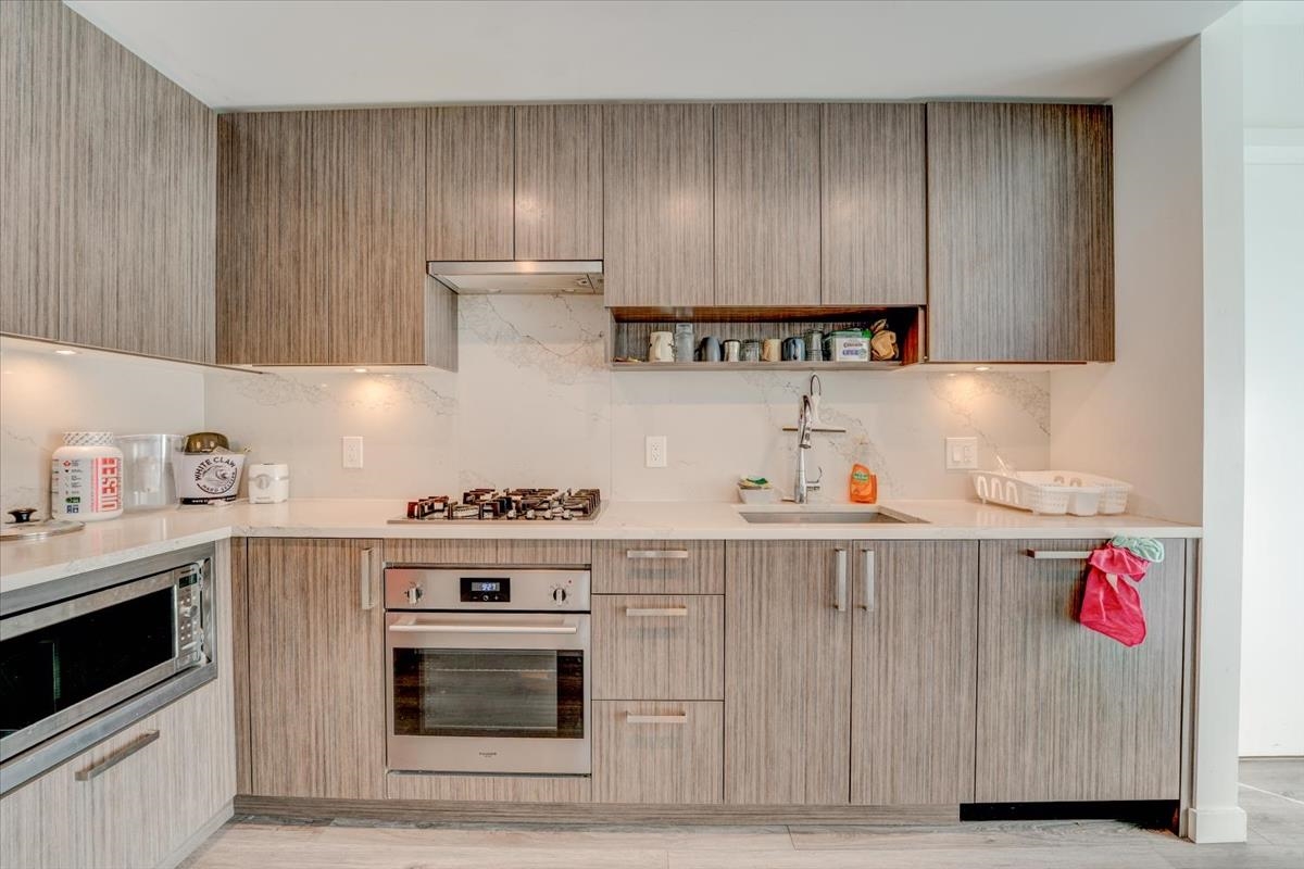 Kitchen Island Photo of 3805 13350 Central Avenue, Surrey, BC