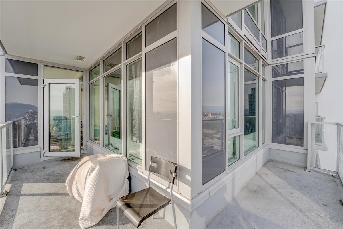 Kitchen Photo of 3805 13350 Central Avenue, Surrey, BC