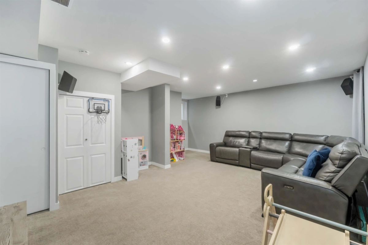 Front Yard Photo of 18476 66a Avenue, Surrey, BC