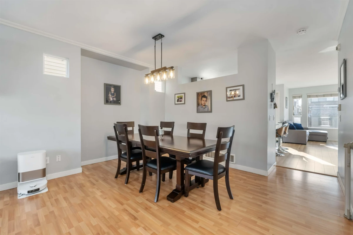 Kitchen Island Photo of 18476 66a Avenue, Surrey, BC