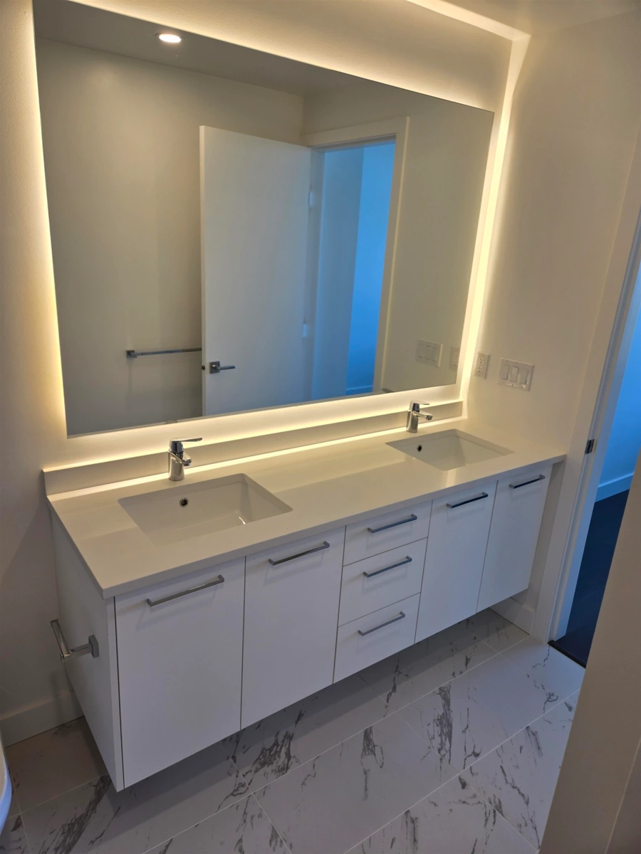 Living Room Photo of 2001 1588 Johnston Road, White Rock, BC