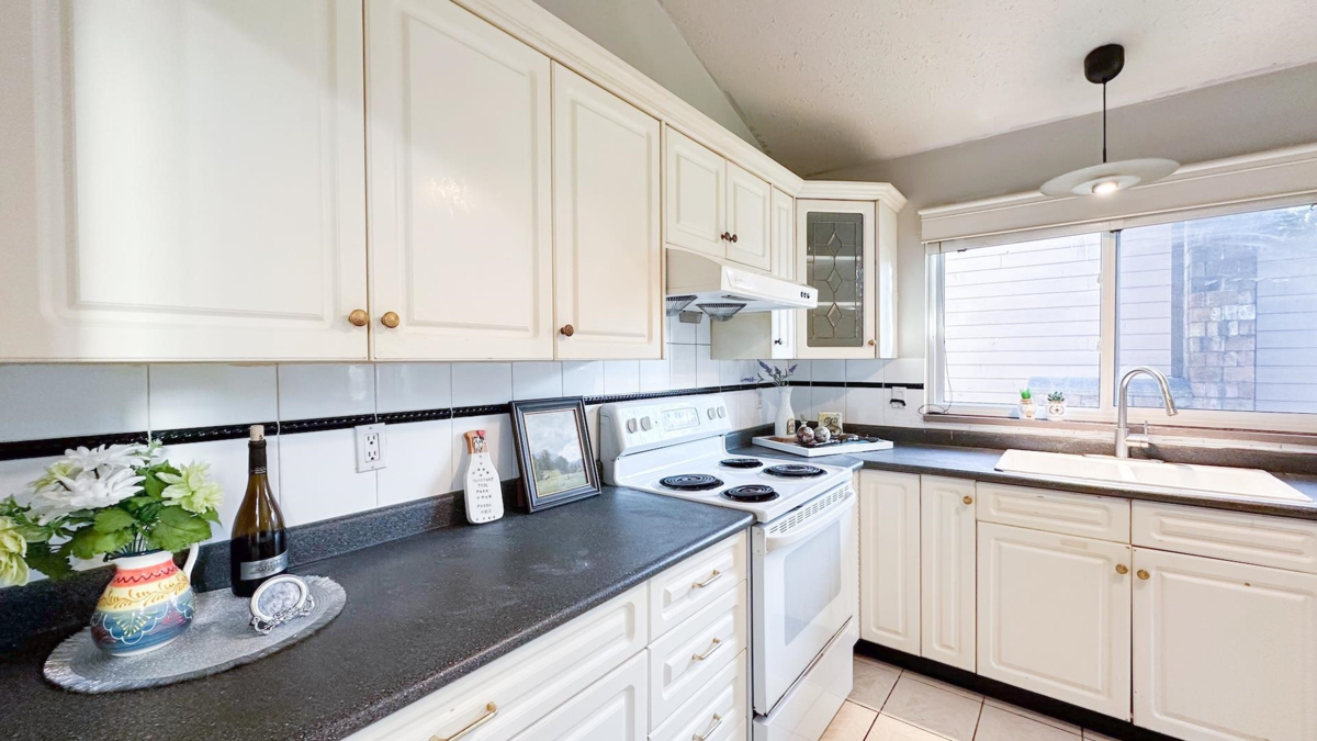 Breakfast Nook Photo of 1169 Lansdowne Drive, Coquitlam, BC