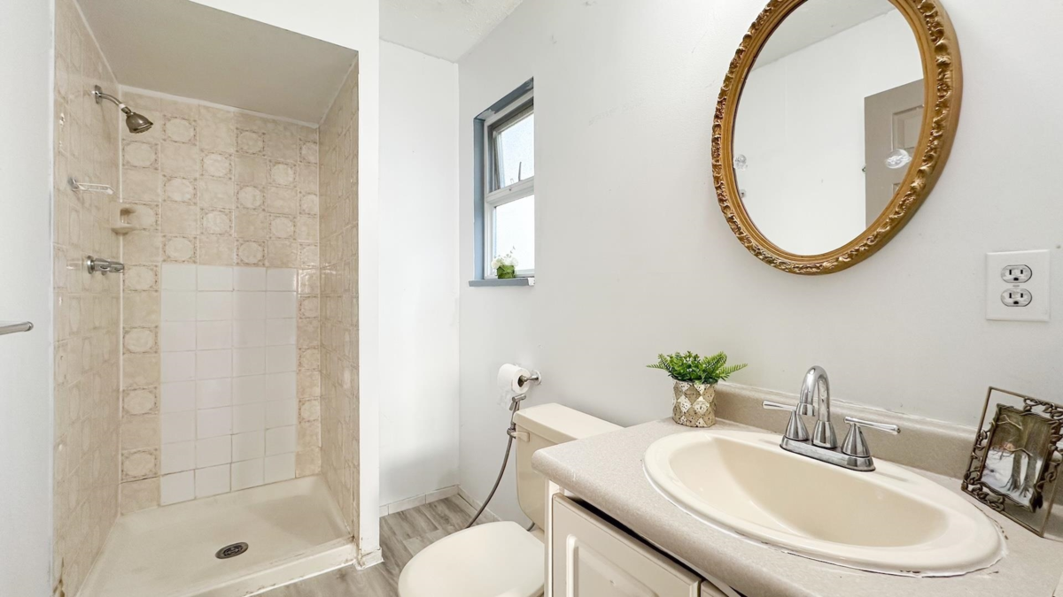 Hallway Photo of 1169 Lansdowne Drive, Coquitlam, BC