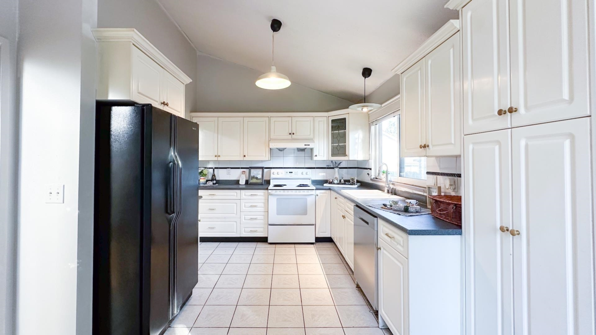 Kitchen Island Photo of 1169 Lansdowne Drive, Coquitlam, BC