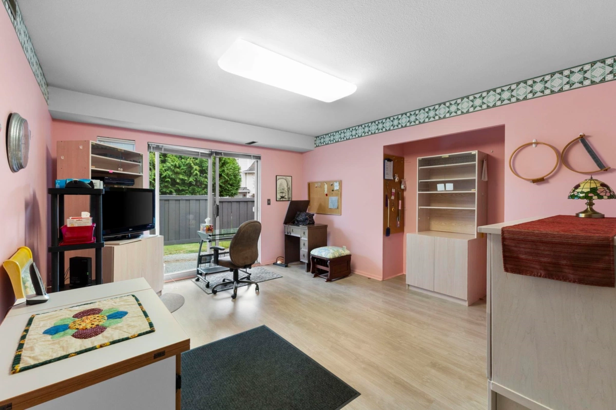 Front Yard Photo of 6 13970 72 Avenue, Surrey, BC